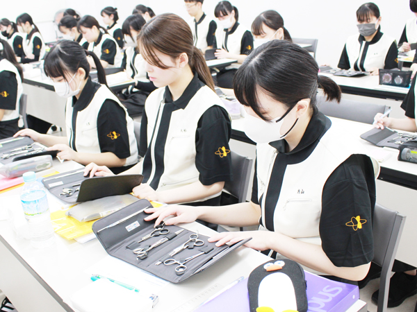 シザーの構造と綿棒作りを勉強！